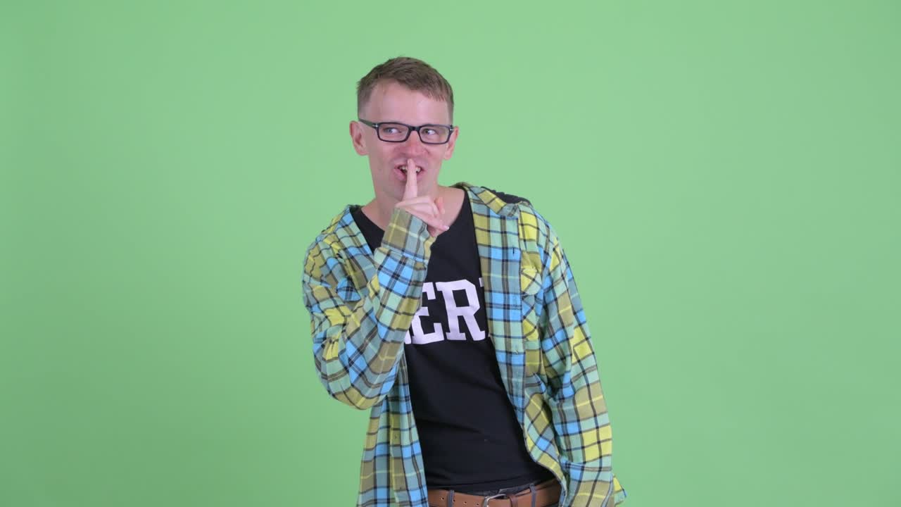 Ritratto di uomo nerd con gli occhiali