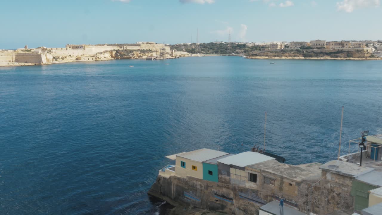 plano general de una bahía de valletta, donde los cruceros ingresan al puerto de la ciudad