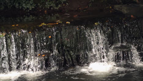 Cámara-Ultra-Lenta-De-Pequeña-Cascada