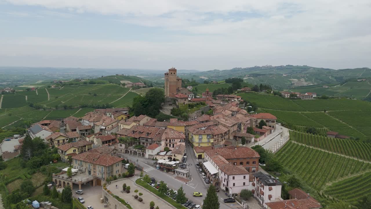 serralunga d'alba, región de langhe, cuneo, piamonte, italia. vista aérea de 4k de la ciudad y los viñedos. langhe-roero y monferrato. dando vueltas a la derecha alrededor de la ciudad.
