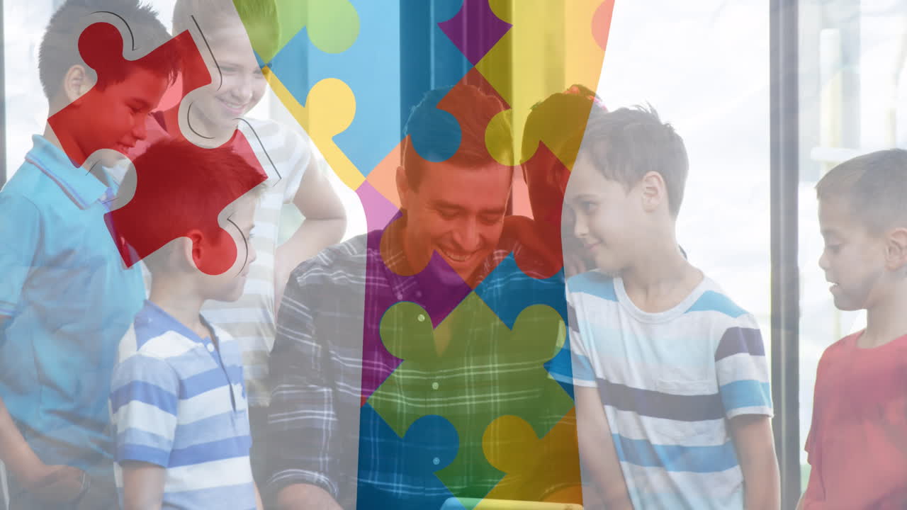 animación de piezas de rompecabezas coloridas sobre niños y hombres usando dispositivos electrónicos