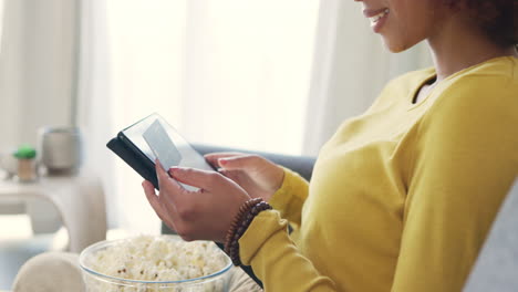 mujer comprando en línea con una tableta digital y