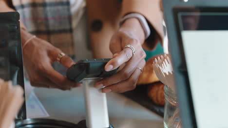 cerca del cliente pagando con tarjeta de crédito gastando dinero en un café con servicio de transacción digital