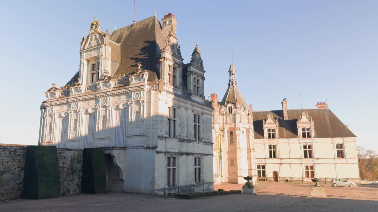 Maestoso Castello di Saint-Aignan sotto cieli sereni, che mette in mostra l'eleganza storica