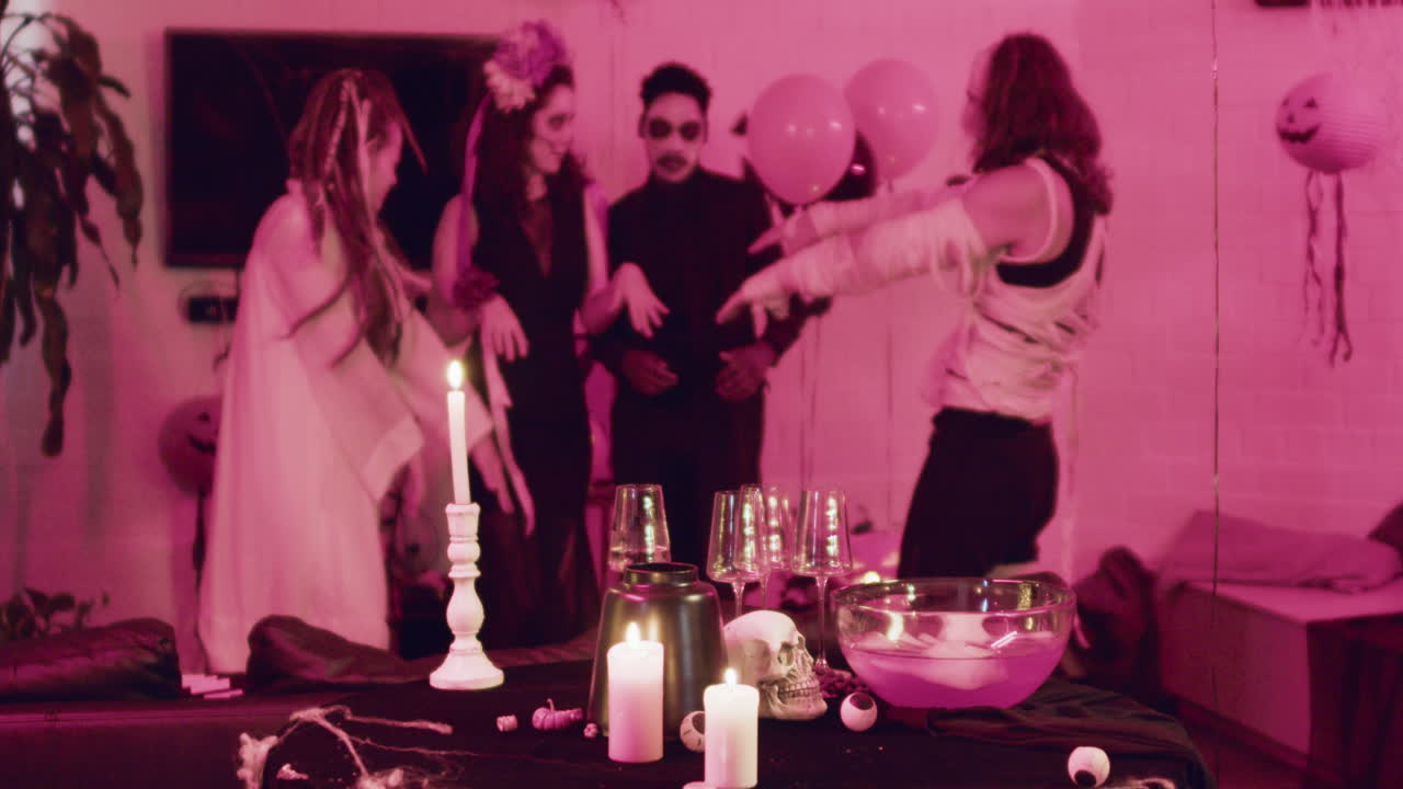 테이블 위에 할로윈 파티 장식