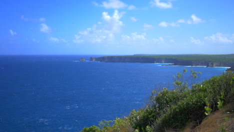 Timelapse-Desde-Lo-Alto-De-Un-Acantilado-Del-Mar-Caribe-Azul-Y-La-Isla-De-Guadalupe