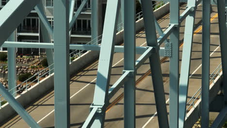 coches que pasan por el puente wabasha-nelson en minnesota, ee.uu.