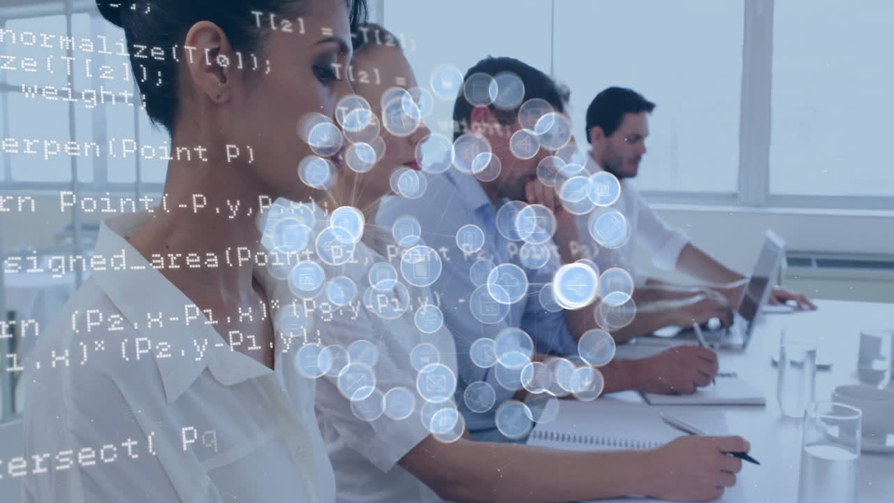 다양한 동료들이 회의에서 작업을 논의하는 미디어 아이콘과 데이터 처리의 애니메이션