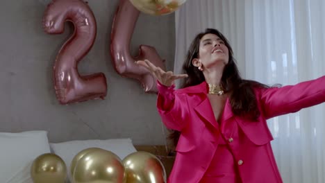 una mujer jugando con globos irradia alegría mientras orbes de colores flotan a su alrededor.