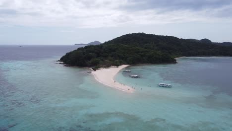 el banco de arena de la isla ditaytayan se extiende hacia el mar azul claro, vista por avión no tripulado