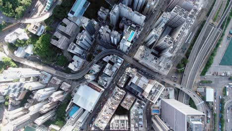 rascacielos del centro de la ciudad de hong kong y tráfico urbano, vista aérea