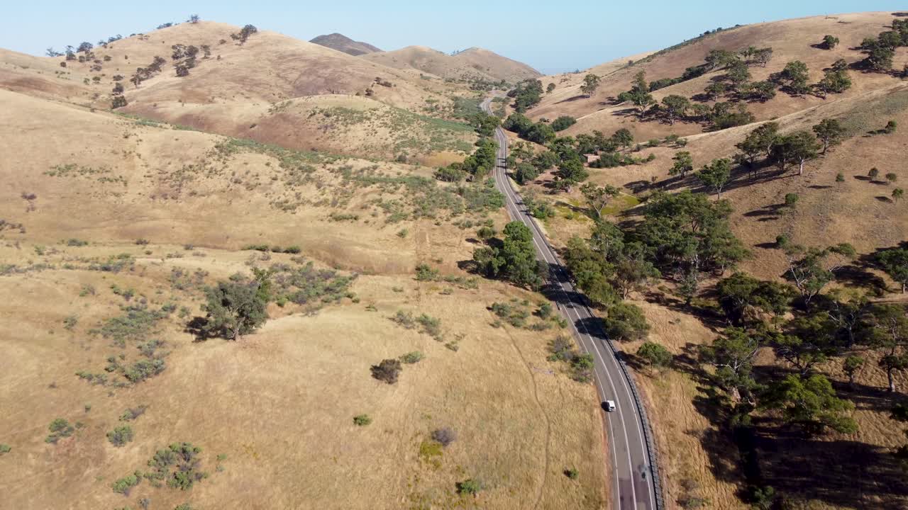 drone aéreo paisaje escénico hermosas vistas del automóvil en la carretera bushland farms trees mountains flinders ranges tourism travel adelaide south australia 4k
