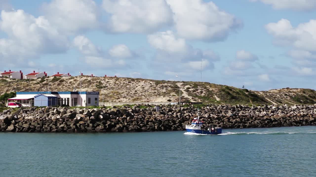 작은 어선 정오에 나자레 항구에 도착