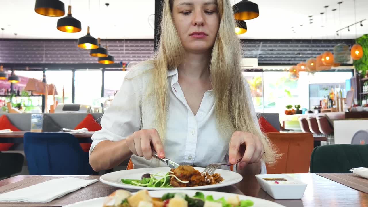mujer disfrutando de una comida en un restaurante