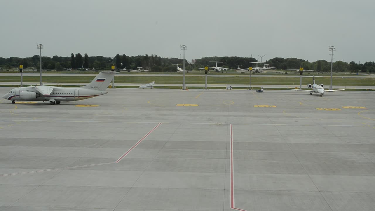 L'avion à l'aéroport