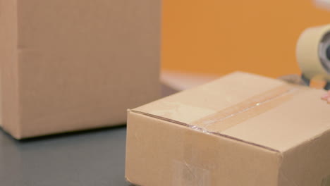 encintado y sellado de una caja de embalaje para el envío.