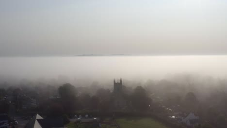 disparo de dron orbitando la iglesia islip en la niebla 07