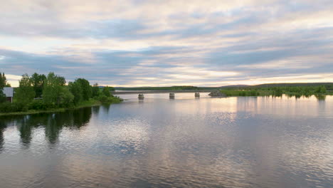 Ruhiger-Fluss-Mit-Spiegelreflexionen-Während-Des-Sonnenuntergangs-In