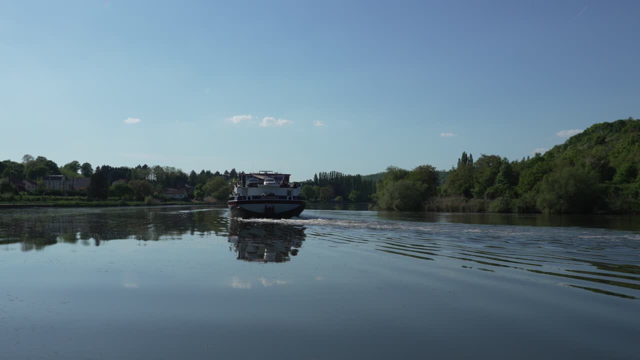 Stor transportpram sejler på Mosel-floden i Frankrig om sommeren i Europa.
