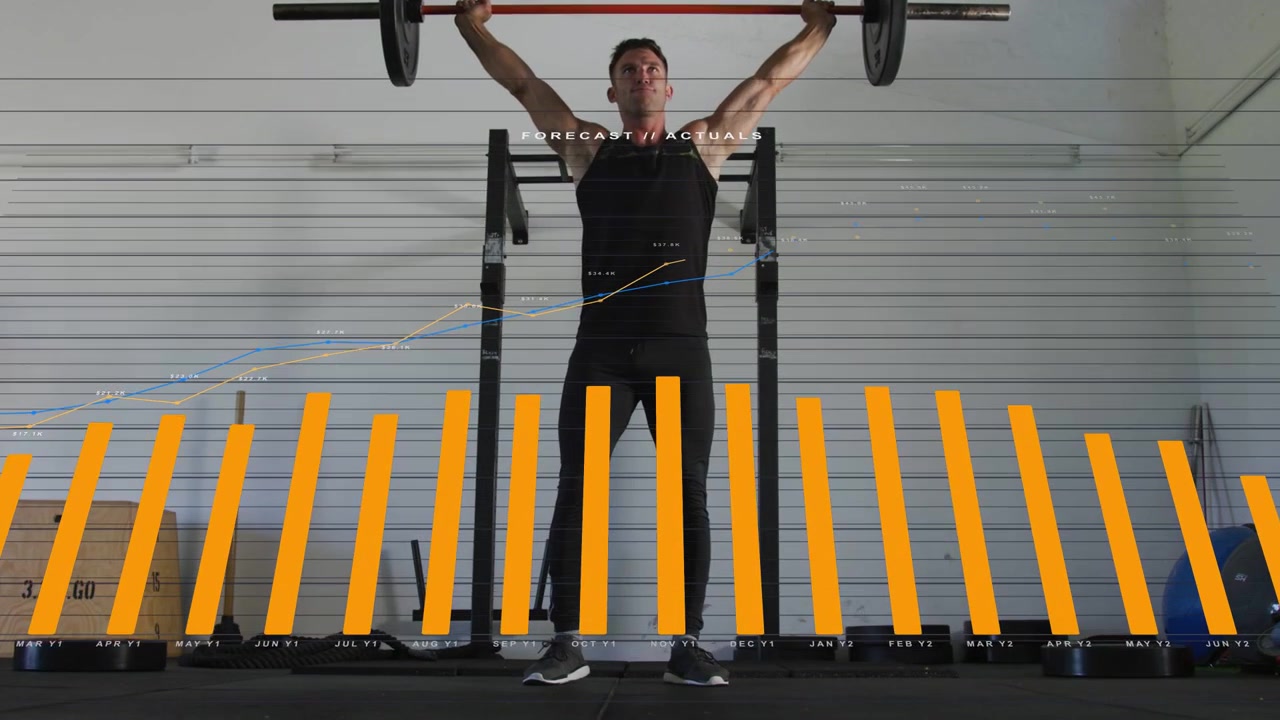 Levantador masculino tirando a barra do suporte e fazendo arremesso acima da cabeça para fitness, com barras laranja animadas preenchendo a parte inferior do quadro.