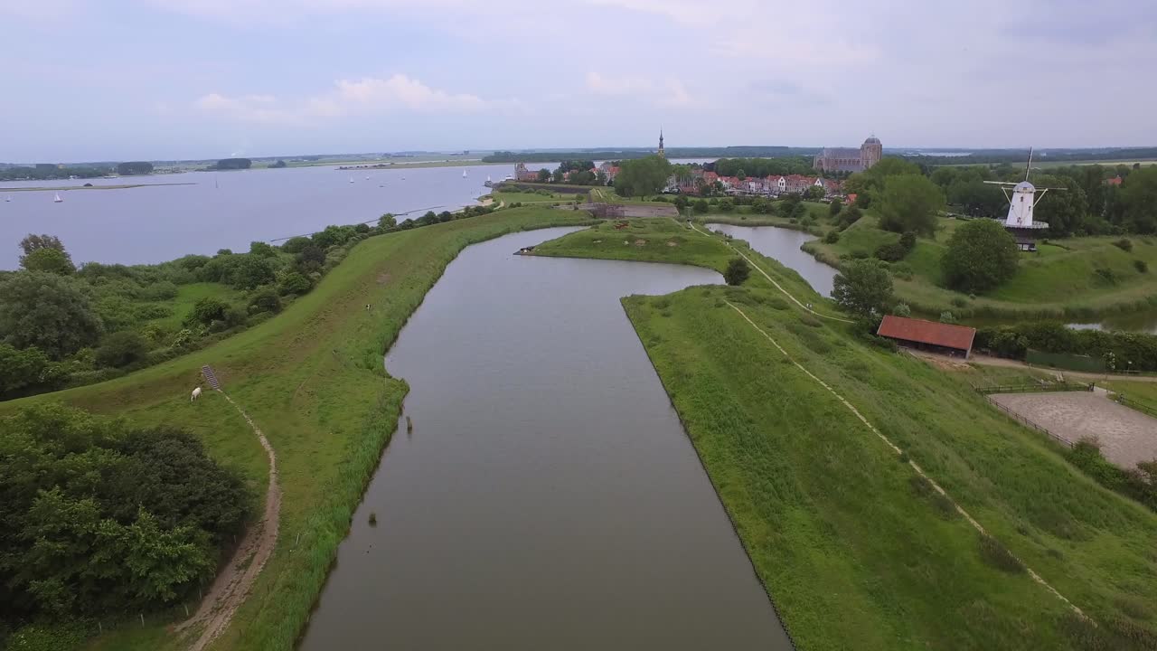 프레임에 오래된 풍차가 있는 유서 깊은 비레(veere) 마을의 공중 촬영