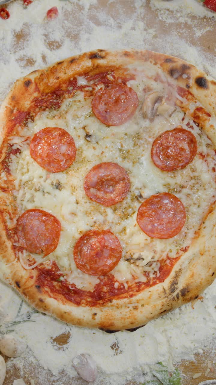 La pizza con el pepperoni.