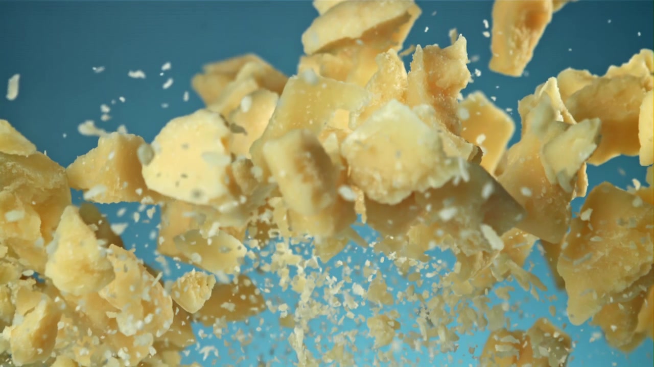 Scaglie di Parmigiano Reggiano che cadono al rallentatore