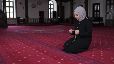 cuentas de oración musulmanas en la mezquita