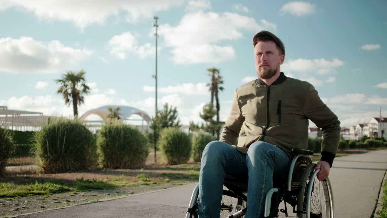 hombre en silla de ruedas al aire libre