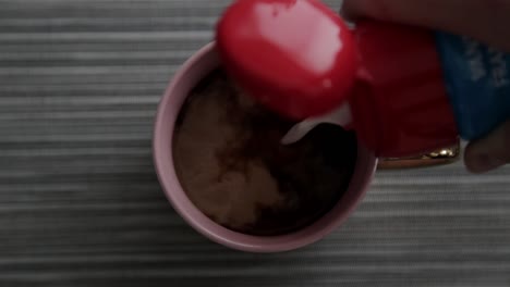 verter crema en un café