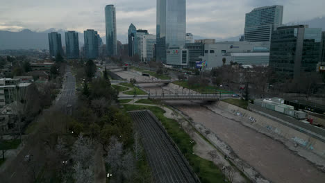 Drohnenansicht-Der-Skyline-Von-Santiago-De-Chile