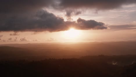 El-Sol-Brillante-Y-Dramático-Se-Revela-Al-Atardecer,-Al-Amanecer,-Volando-A-Través-De-Nubes-Doradas-Tenues-Y-Tenues