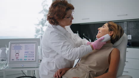 Rejuvenecimiento-Facial-Por-Ultrasonido-Profesional-Para-Mujeres-En-La-Clínica-De-Cerca.