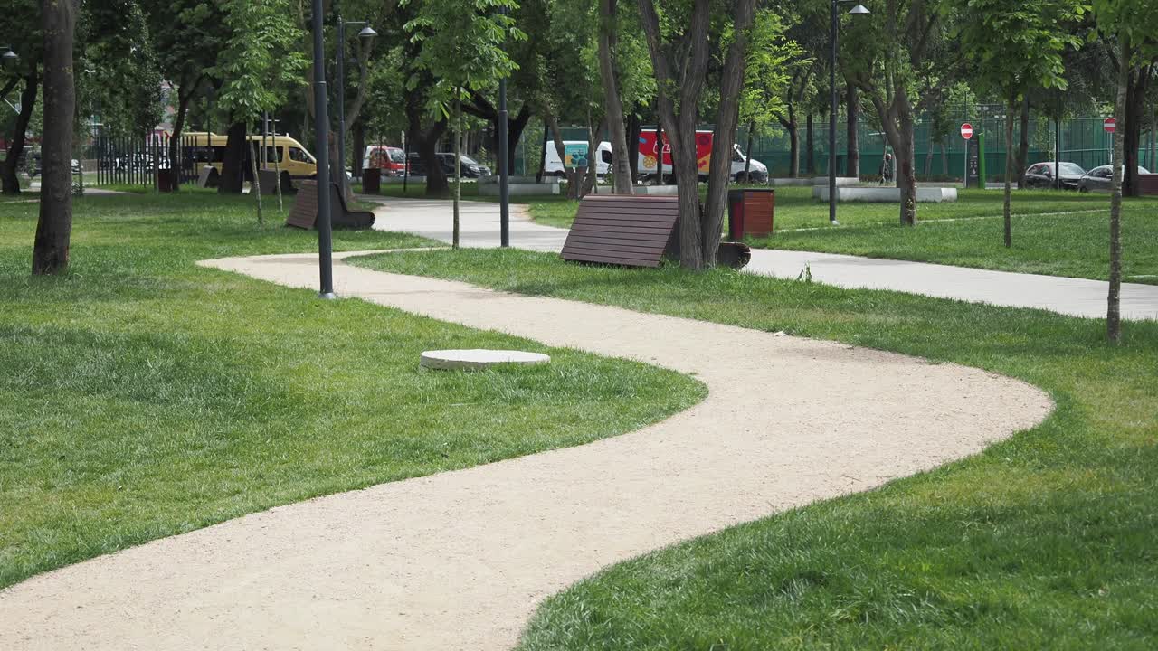 parque con sendero sinuoso y bancos