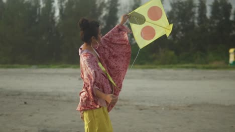 Hermosa-Chica-En-La-Playa-Con-Una-Cometa-Voladora,-Cometa-Roja-Y-Amarilla-Y-Traje,-Mujer-Linda