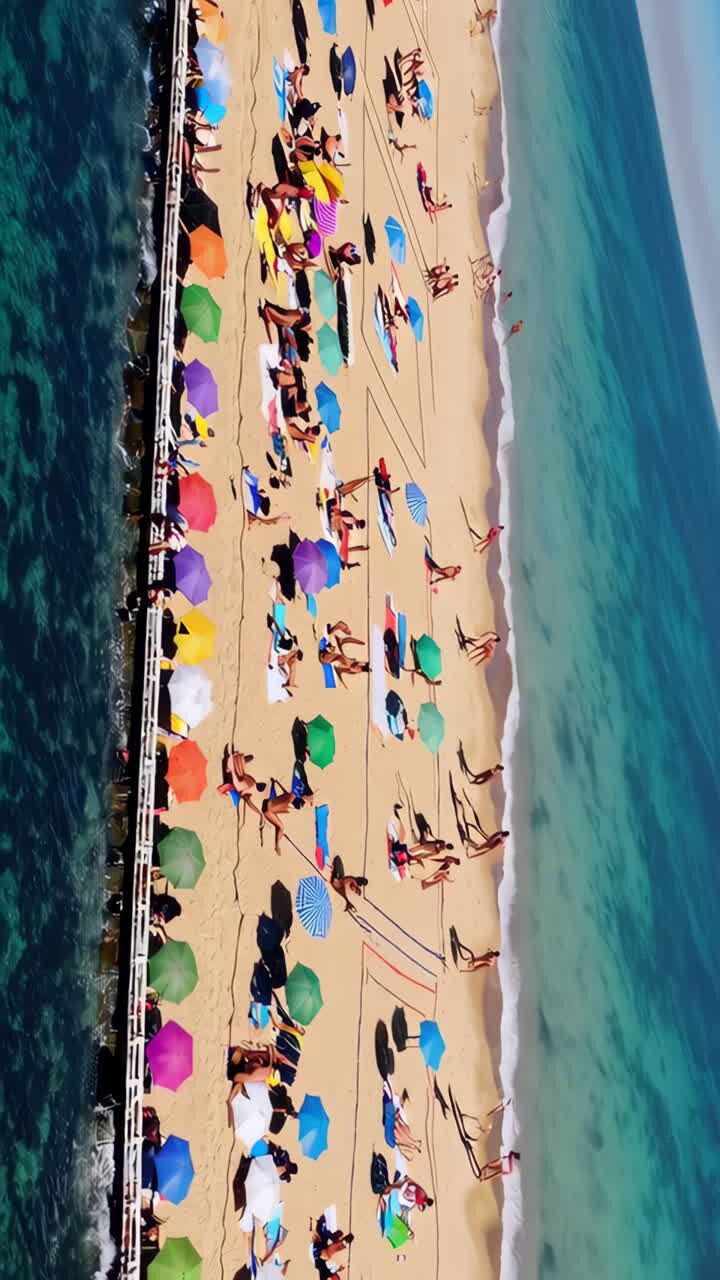 Vista aérea de uma praia lotada com guarda-sóis coloridos e pessoas