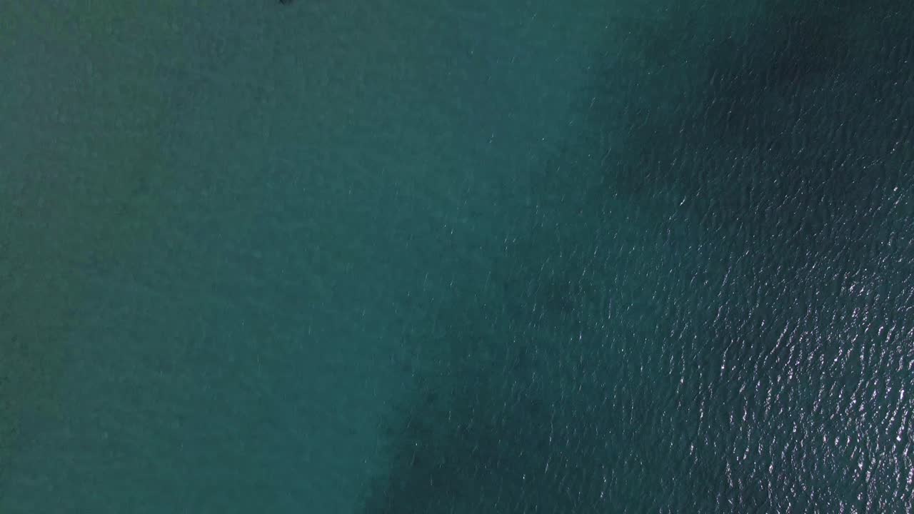 Clip 4K aerea che avanza su un relitto sulla spiaggia tropicale di Epanomi, Grecia Settentrionale