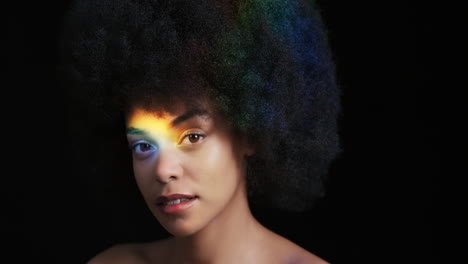 retrato multicolor de cerca hermosa mujer afroamericana con afro disfrutando de una piel suave y saludable con aspecto confiado belleza natural luz colorida sobre fondo negro concepto de cuidado de la piel