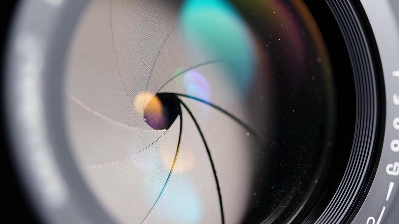 Kameralinseblænde der åbner og lukker med farverig bokeh