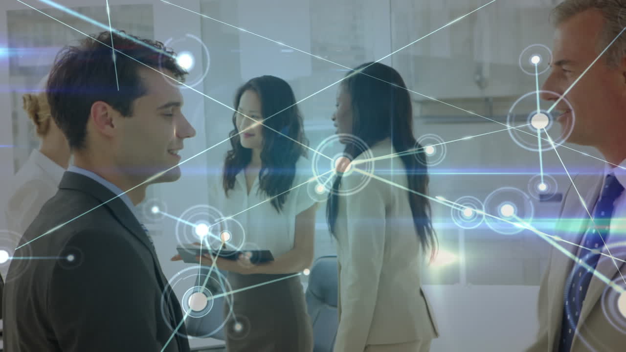 두 백인 사업가들이 사무실에서 손을 흔드는 것을 반대하는 빛나는 연결망.