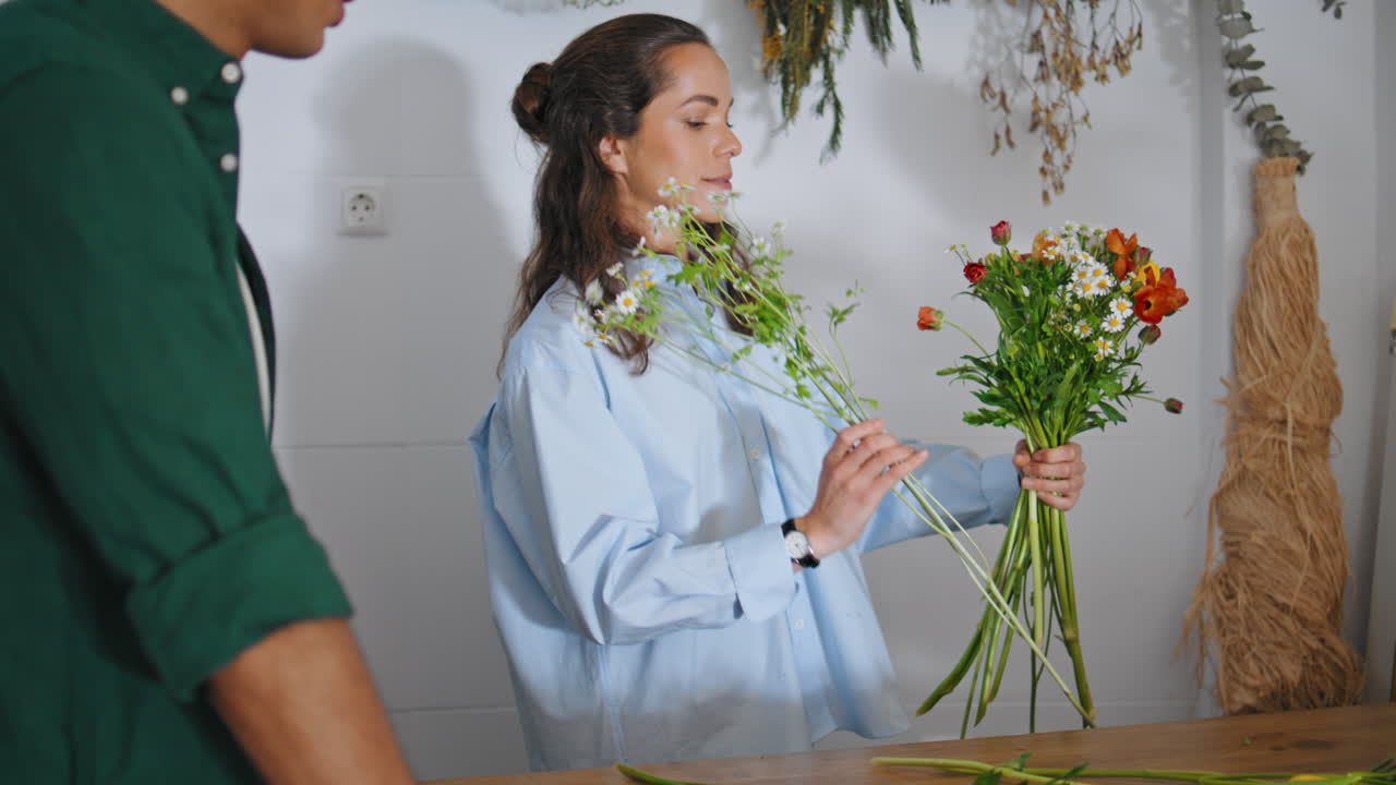 la florista hermosa hace flores frescas de primavera.