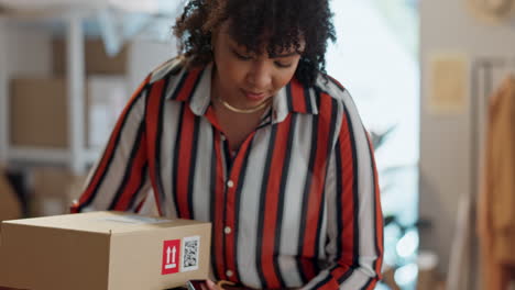 mujer feliz, diseñadora de moda