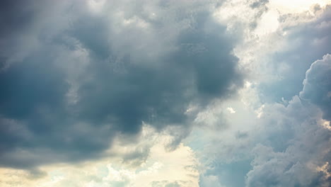 Cielo-Sólo-Lapso-De-Tiempo-De-Paisaje-Nublado-Con-Sol-Y-Nubes-Oscuras