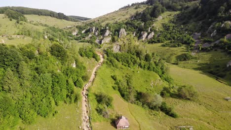 paisaje natural con casas tradicionales, río y un rebaño de vacas en una hermosa depresión cárstica