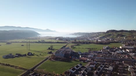 Vista-Aérea-De-La-Ciudad-De-Uznach-Y-Schmerikon-En-Suiza