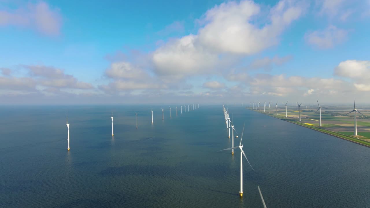 거대한 풍차 터빈, 바다에 있는 해상 풍차 농장, 웨스터메어 풍차 공원, 아름다운 밝은 날에 바다에서 고립된 풍차, 네덜란드, 플레볼랜드, 노르도오스트폴더