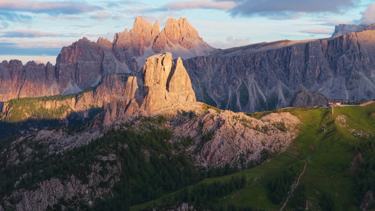 Gyldent solnedgangslys rammer Cinque Torri-toppene i Dolomitterne. Italien.