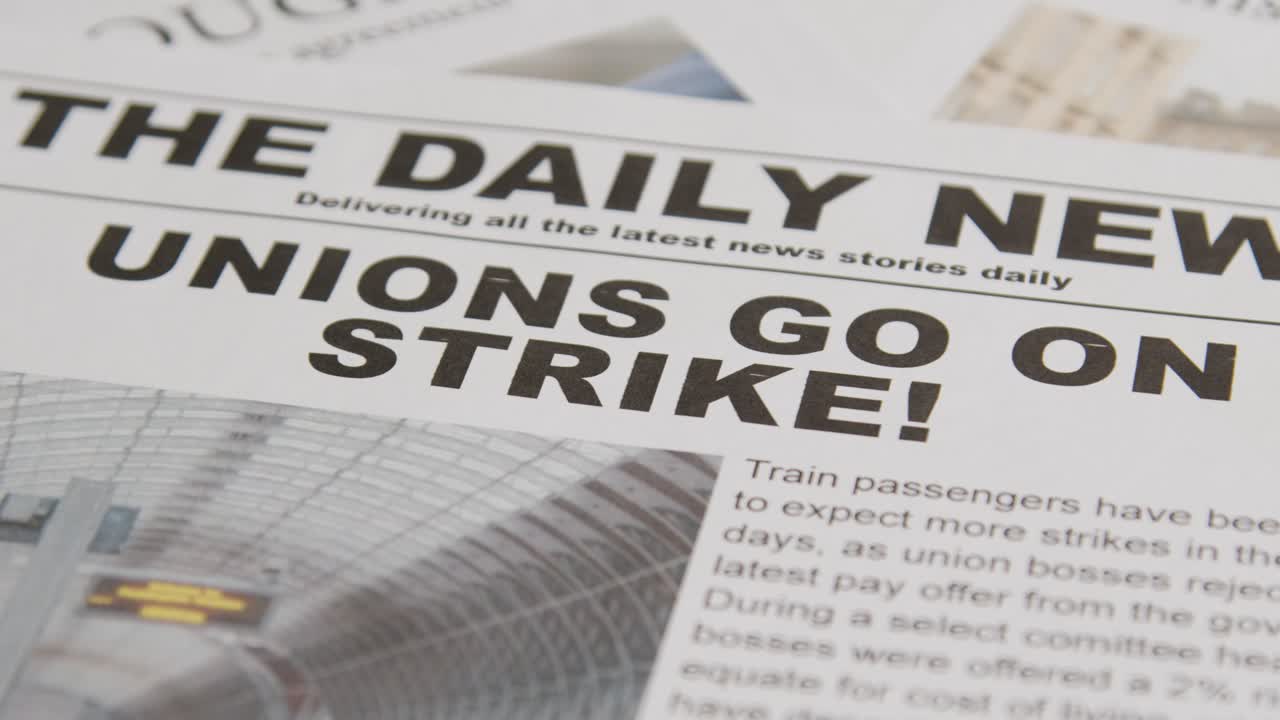 노동 조합 분쟁에서 철도 파업 조치를 논의하는 신문 헤드라인 2