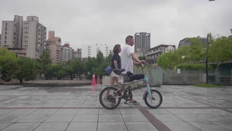 자전거 타이페이와 함께 걷는 남자와 여자