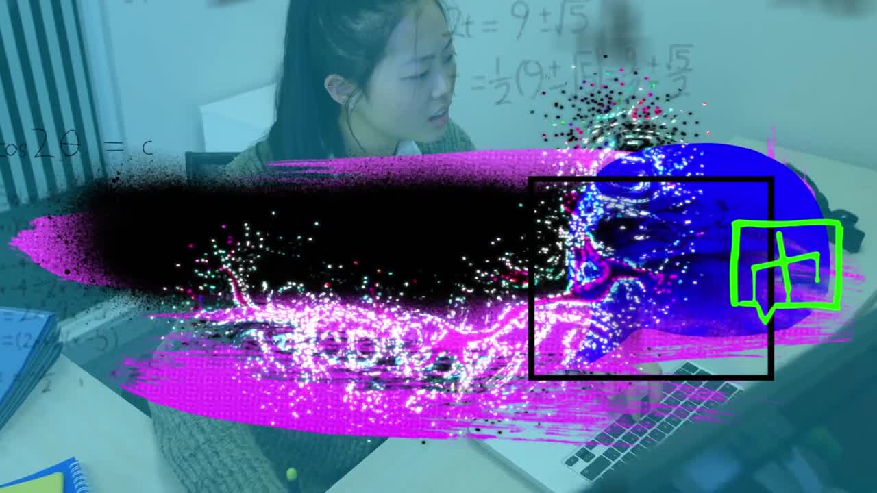 컴퓨터를 사용하여 사업가 여성 위에 다채로운 얼룩과 모양의 애니메이션